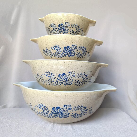 Vintage Pyrex Homestead, 1970s Blue Design Speckled Beige Cinderella Set of 4 - Picture 1 of 11